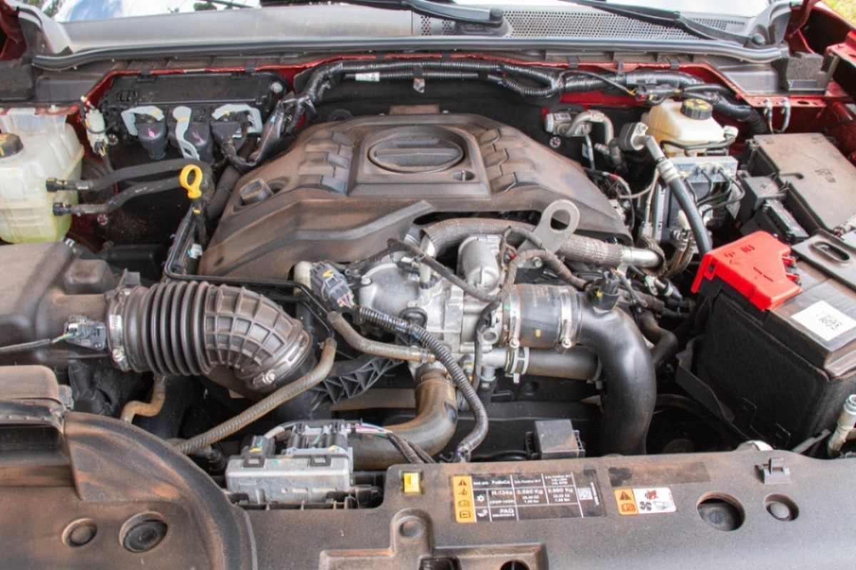 Ford Ranger 3.0 V6 Limited modelo 2024 vermelha cofre do motor no asfalto e na terra