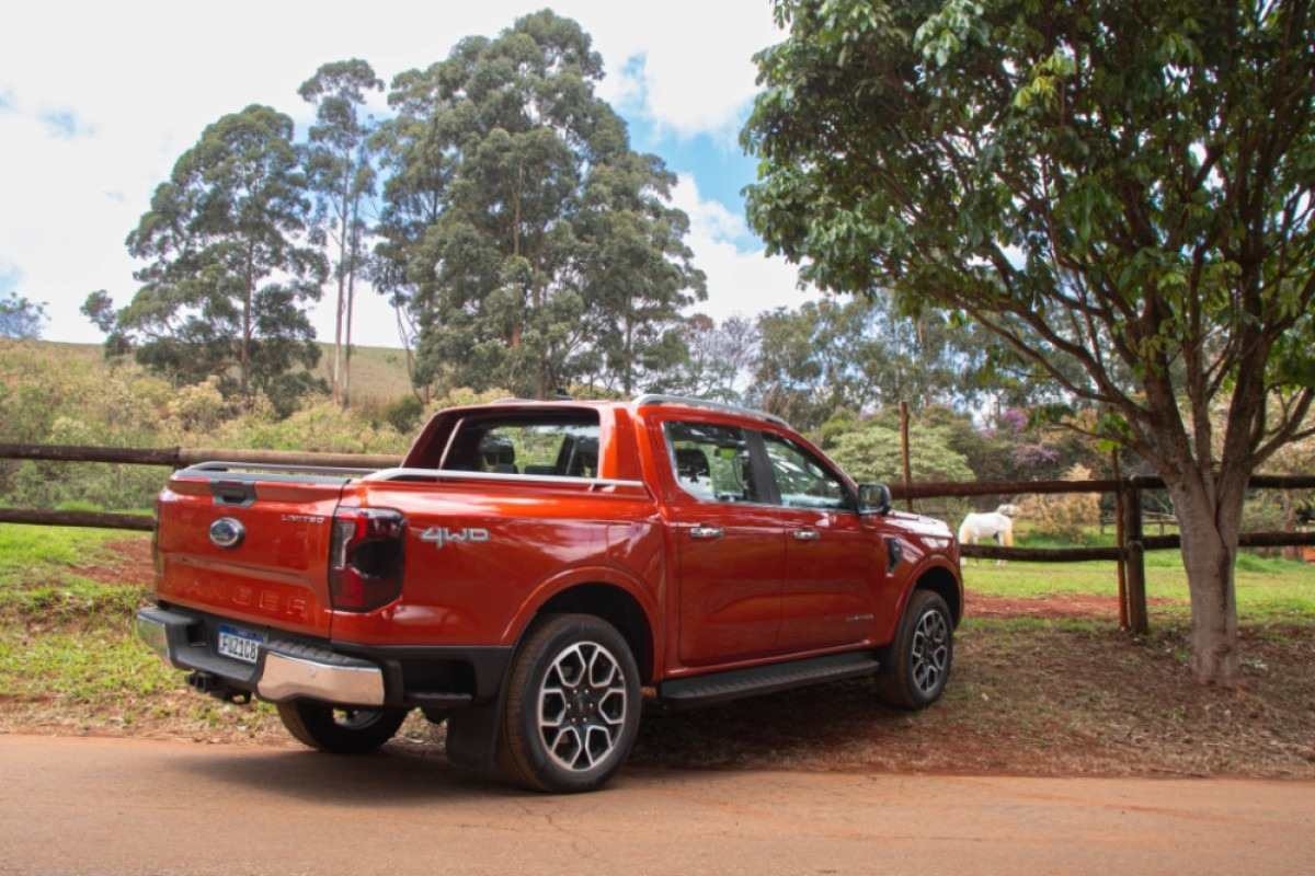 Ford Ranger 3.0 V6 Limited modelo 2024 vermelha de traseira no asfalto e terra