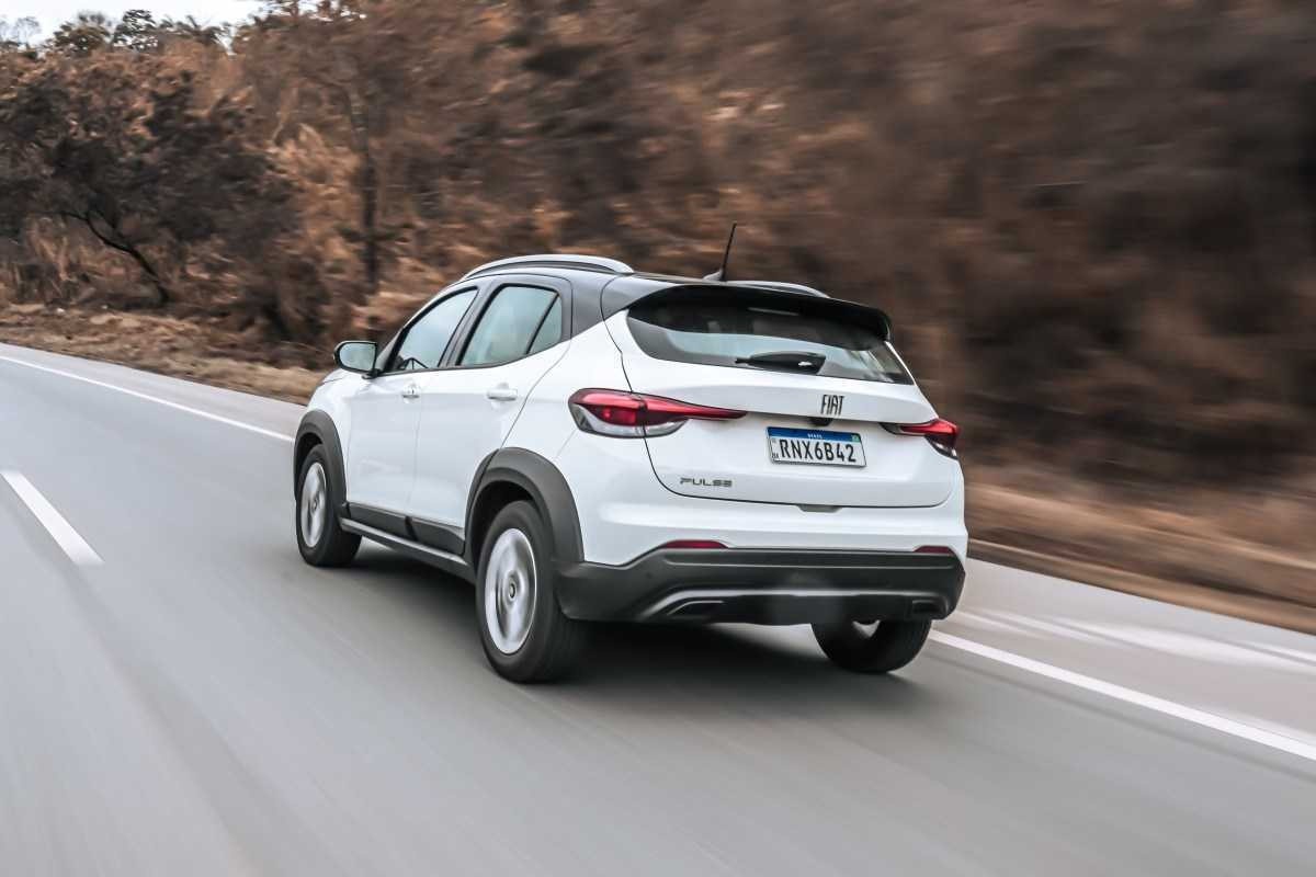 Fiat Pulse Drive 1.3 CVT modelo 2023 branco de traseira em movimento no asfalto