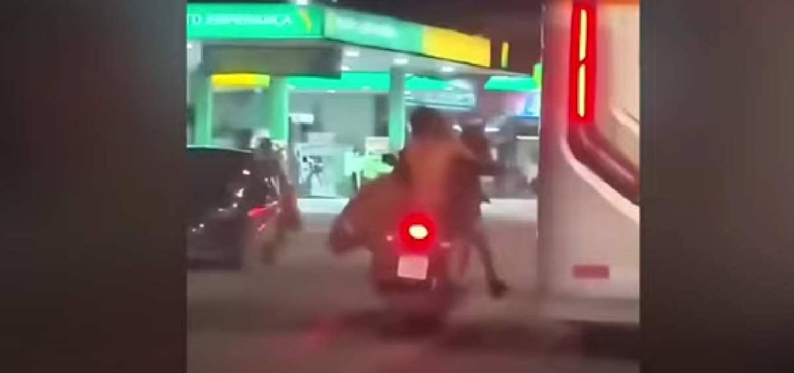Vídeo: cavalo é transportado em moto no RJ; veja punições 