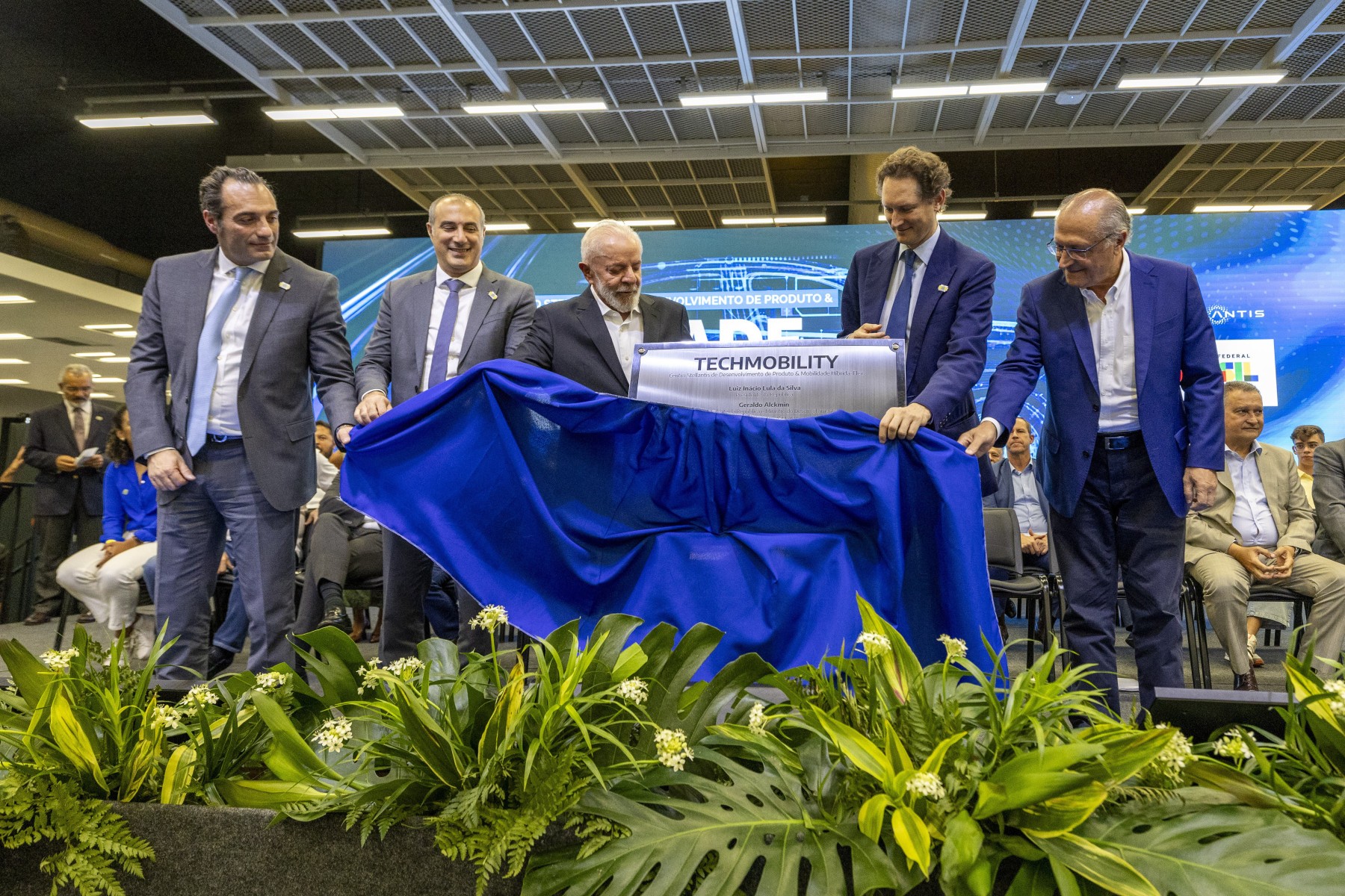 Stellantis investe em tecnologia híbrida-flex e inaugura novo centro de desenvolvimento