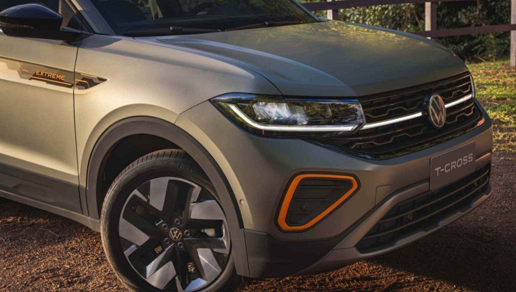 Grade dianteira iluminada e detalhes em laranja são exclusividades da versão Extreme
